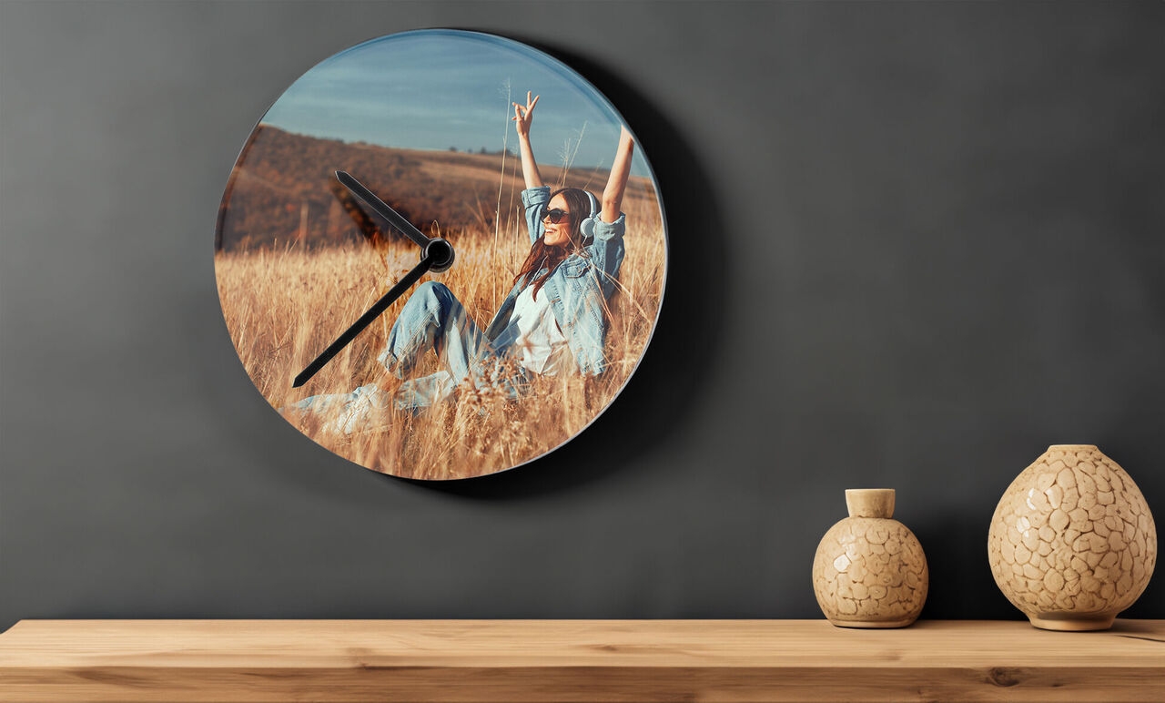 Szklany zegar ścienny ze zdjęciem